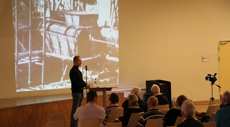 Rolf Weiß hält den Vortrag über Bergwerg Robertshall im November 2015